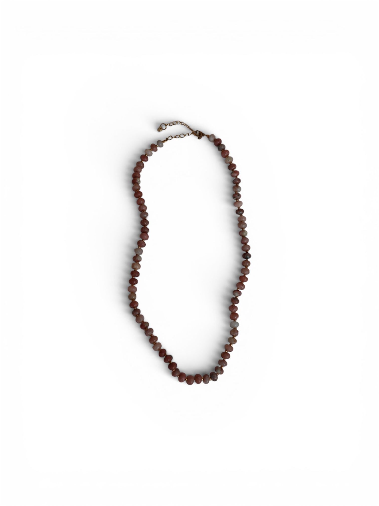 roze kralen ketting met goudkleurige details van FÉAY
